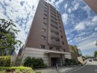 マンション外観。生活利便性に優れた立地環境。