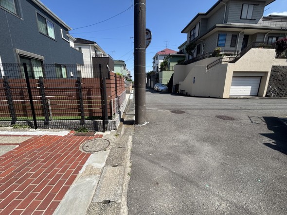前面道路が広くお車の出し入れもスムーズ