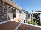 気持ちのいい空が見渡せる広いバルコニー。