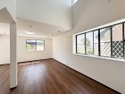 キッチンからはリビング全体が見渡せる設計。 小さなお子様が遊ぶ様子を見守りながらお料理ができますね。