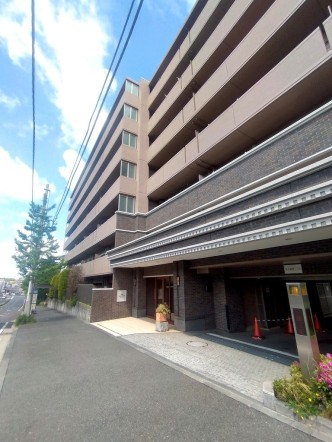 爽やかな青空の下に贅沢なほどに降り注ぐ陽光、豊かな居住性と、クオリティが見事に調和した住空間は、住まうことの喜びを感じさせてくれ