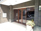 お客様をお迎えする玄関は落ち着いた雰囲気。帰り着くたびに洗練されたテイストの空間に迎えられ誇りと喜びを感じる玄関まわりです。
