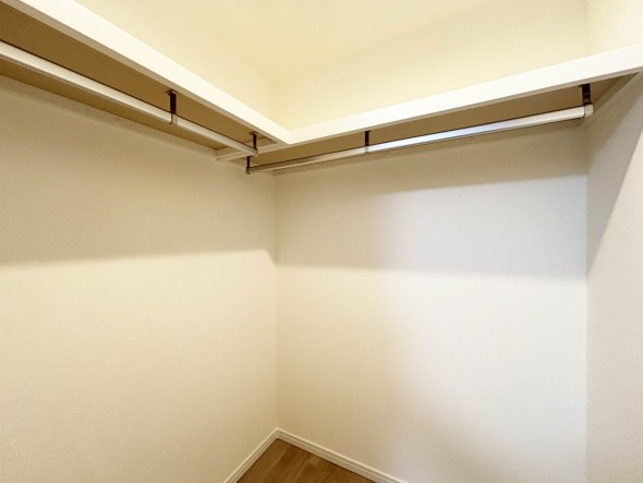 たっぷり入るウォークインクローゼットは奥行きがあるのでたくさん収納できます。