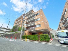 マンション外観。生活利便性に優れた立地環境。