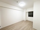 洋室6.4帖。フローリングの部屋は清潔感があり、日々のお掃除も楽で助かります。