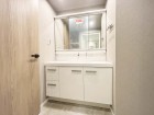 真っ白な洗面台で、気持ちの良い朝を迎えられそうです。