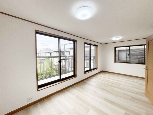 穏やかな光が差し込む室内には、穏やかな時間が流れます。休日には、落ち着いた空間で自分の趣味を楽しむのはいかがですか？