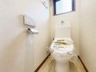 ウォシュレット機能付きの清潔感のあるトイレ。