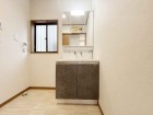 真っ白な洗面台で、気持ちの良い朝を迎えられそうです。