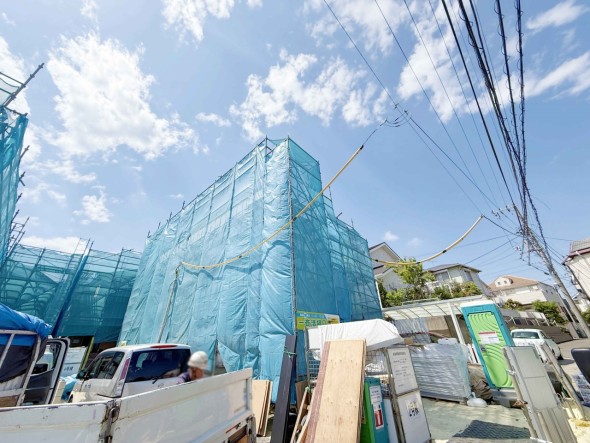 日当たりの良さが外観からも伝わります！建物の完成が待ち遠しいですね。
