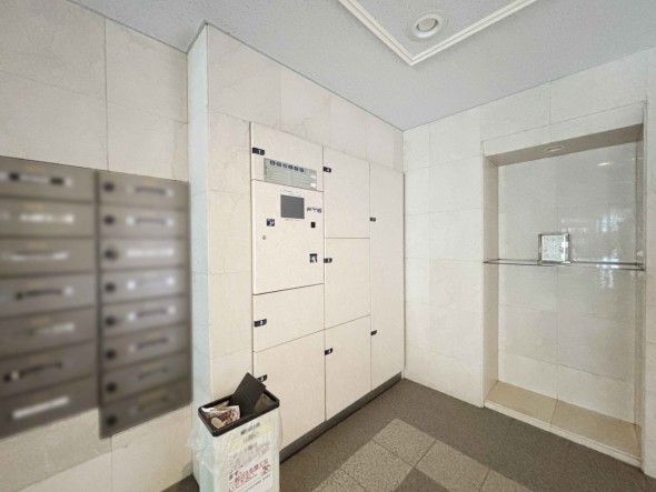 宅配ボックスがあるためご不在時であってもお帰りの際に大きな荷物をお受け取りいただけます。