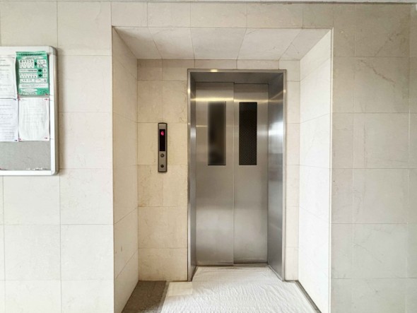 エレベーター付きのマンションです。
