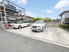 敷地内駐車場がございます。空き状況等に関しましてはお気軽にお問い合わせください。