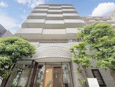 爽やかな青空の下に贅沢なほどに降り注ぐ陽光、豊かな居住性と、クオリティが見事に調和した住空間は、住まうことの喜びを感じさせてくれ