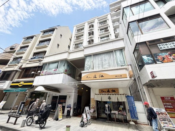 マンション外観。お買い物施設も周辺に多く、生活利便性に優れた立地環境。