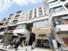 マンション外観。お買い物施設も周辺に多く、生活利便性に優れた立地環境。