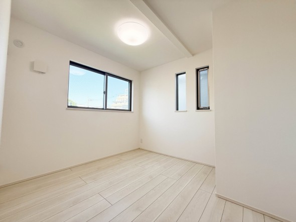 洋室4.5帖。フローリングの部屋は清潔感があり、日々のお掃除も楽で助かります。