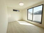 洋室6帖。明るくあたたかな居室では、朝の目覚めも気持ちよく起きられます。