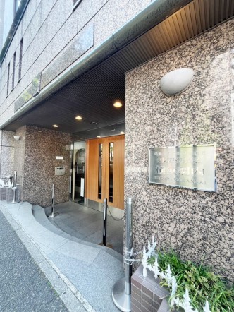 お客様をお迎えする玄関は落ち着いた雰囲気。帰り着くたびに洗練されたテイストの空間に迎えられ誇りと喜びを感じる玄関まわりです。