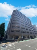 爽やかな青空の下に贅沢なほどに降り注ぐ陽光、豊かな居住性と、クオリティが見事に調和した住空間は、住まうことの喜びを感じさせてくれ