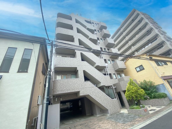 マンション外観。生活利便性に優れた立地環境。