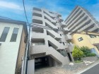 マンション外観。生活利便性に優れた立地環境。