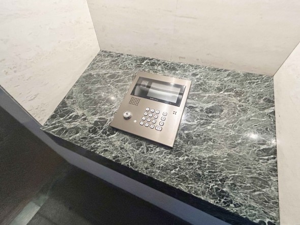オートロックマンションのため、こちらからインターフォンにて受付をしていただきます。防犯設備がきちんと完備されているのは安心です。