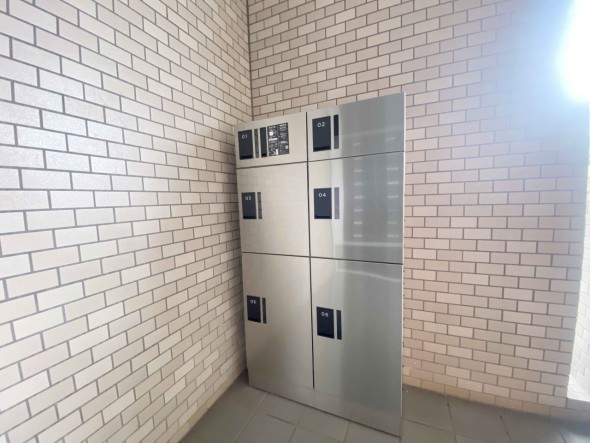 宅配ボックスがあるためご不在時であってもお帰りの際に大きな荷物をお受け取りいただけます。