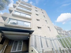 爽やかな青空の下に贅沢なほどに降り注ぐ陽光、豊かな居住性と、クオリティが見事に調和した住空間は、住まうことの喜びを感じさせてくれ