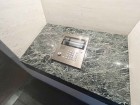 オートロックマンションのため、こちらからインターフォンにて受付をしていただきます。防犯設備がきちんと完備されているのは安心です。