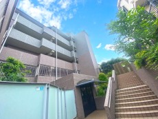 マンション外観。生活利便性に優れた立地環境。