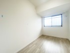 洋室4.5帖。フローリングの部屋は清潔感があり、日々のお掃除も楽で助かります。