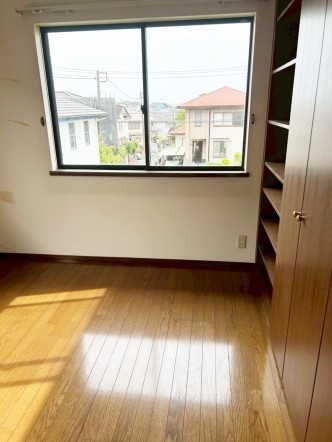 洋室6帖。フローリングの部屋は清潔感があり、日々のお掃除も楽で助かります。