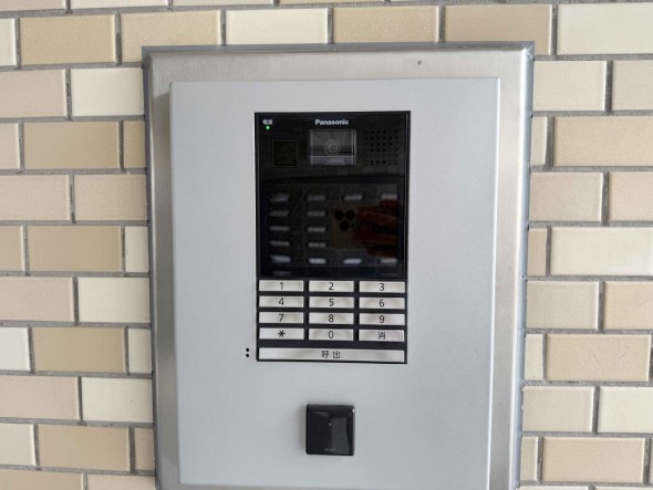 オートロックマンションのため、こちらからインターフォンにて受付をしていただきます。防犯設備がきちんと完備されているのは安心です。