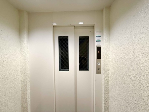 エレベーター付きのマンションです。