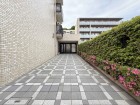 マンション外観。生活利便性に優れた立地環境。
