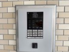 オートロックマンションのため、こちらからインターフォンにて受付をしていただきます。防犯設備がきちんと完備されているのは安心です。