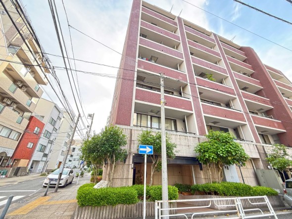 マンション外観。生活利便性に優れた立地環境。