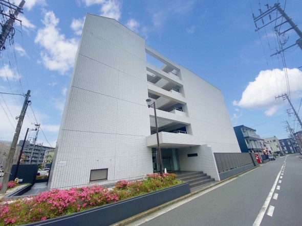 爽やかな青空の下に贅沢なほどに降り注ぐ陽光、豊かな居住性と、クオリティが見事に調和した住空間は、住まうことの喜びを感じさせてくれ