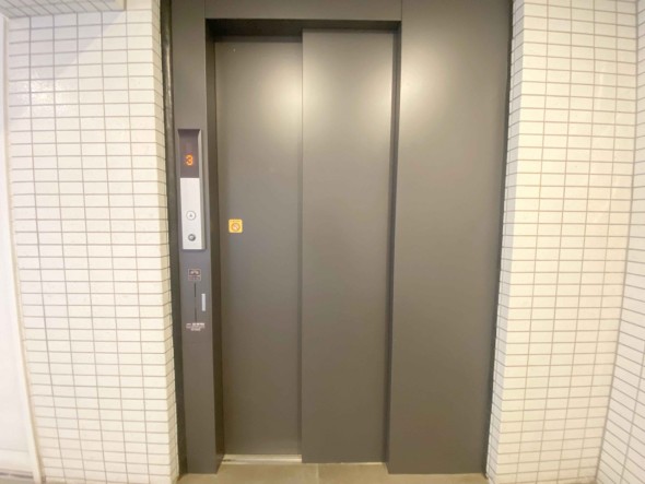 エレベーター付きのマンションです。