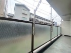 日差しの差し込むバルコニー