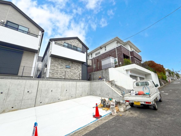 住む人を映し出す洗練された佇まいは、いつまでも輝き続けながらいつしか街の風景に溶け込んでいきます。