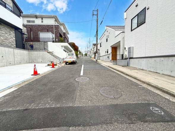 前面道路含む現地写真。