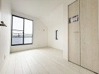 洋室4.8帖。フローリングの部屋は清潔感があり、日々のお掃除も楽で助かります。