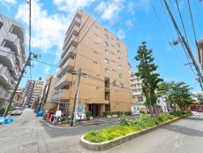 マンション外観。生活利便性に優れた立地環境。