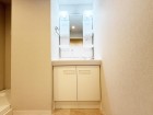 真っ白な洗面台で、気持ちの良い朝を迎えられそうです。
