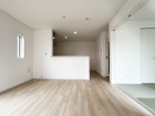 開放的で広いリビング。のびのびとくつろげるリビングは、家族のコミュニケーションの場として、みんなが集まる一番の場所に。