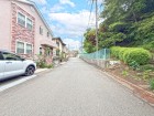 前面道路が広くお車の出し入れもスムーズ