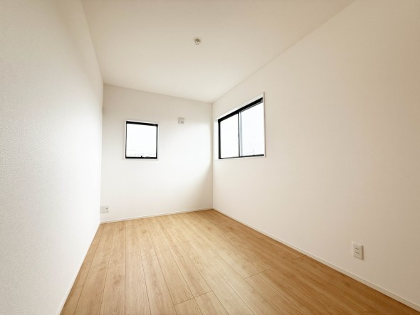 洋室5.1帖。フローリングの部屋は清潔感があり、日々のお掃除も楽で助かります。