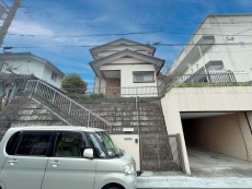 爽やかな青空の下に贅沢なほどに降り注ぐ陽光、豊かな居住性と、クオリティが見事に調和した住空間は、住まうことの喜びを感じさせてくれ